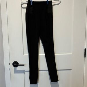 Dynamite Black Leggings  xs
B9